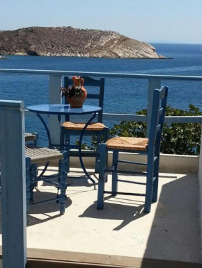 Syra balcony to the Aegean, Vari